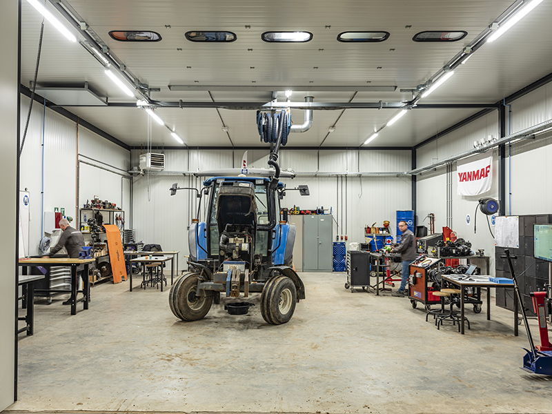 Studenten Aeres MBO Dronten in werkplaats met trekker