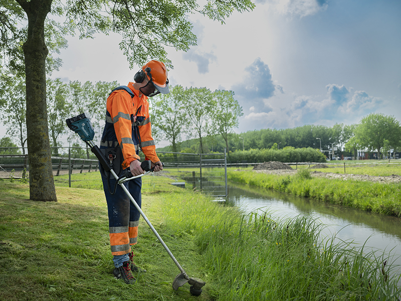 Student Aeres MBO Velp maait gras langs sloot