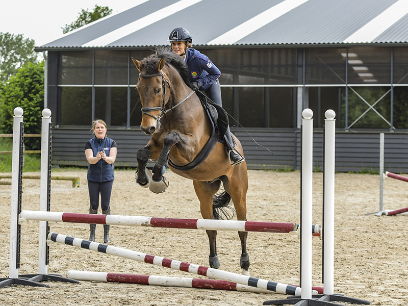 Student van Aeres MBO Barneveld springt met paard