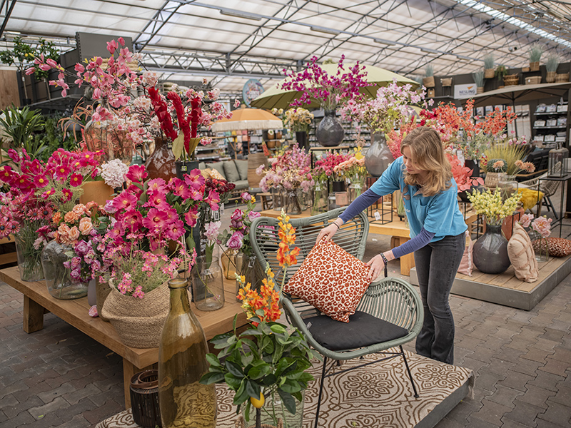 Student Aeres MBO Leeuwarden verzorgt styling van producten in tuincentrum