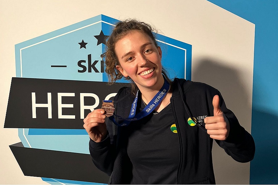 Jikke Jansen derde bij Skills Heroes Bloembinder - Jikke met medaille